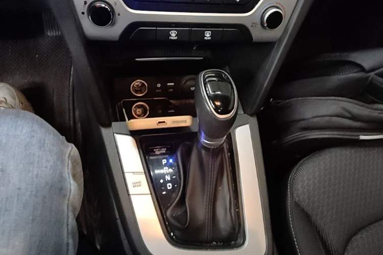 Used Hyundai Elantra (6th Generation / Lingdong) 2016 1.6L Automatic ZhiXuan – Elite Version Gear Lever
