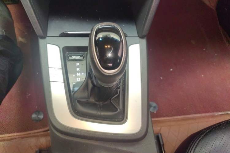 Used Hyundai Elantra (6th Generation / Lingdong) 2016 1.6L Automatic ZhiXuan – Elite Version Gear Lever