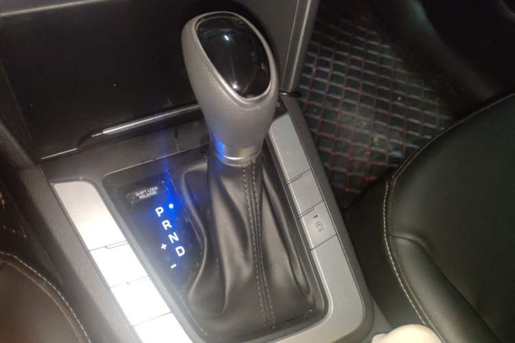 Used Hyundai Elantra (6th Generation / Lingdong) 2016 1.6L Automatic ZhiXuan – Elite Version Gear Lever