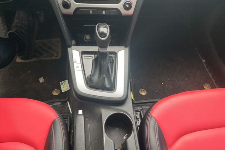 Used Hyundai Elantra (6th Generation / Lingdong) 2016 1.6L Automatic ZhiXuan – Elite Version Gear Lever