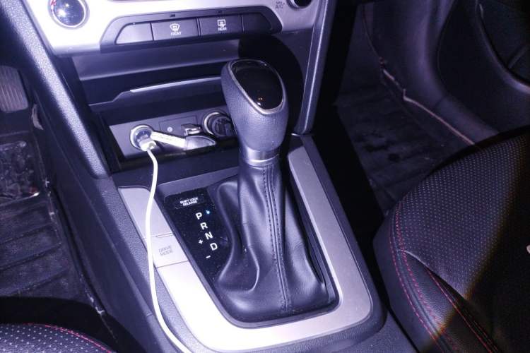 Used Hyundai Elantra (6th Generation / Lingdong) 2016 1.6L Automatic ZhiXuan · Youth Edition Gear Lever