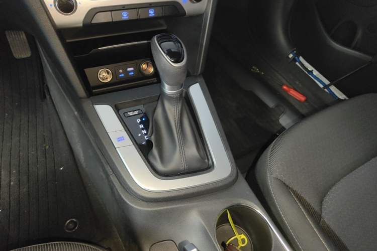 Used Hyundai Elantra (6th Generation / Lingdong) 2016 1.6L Automatic ZhiXuan – Elite Version Gear Lever