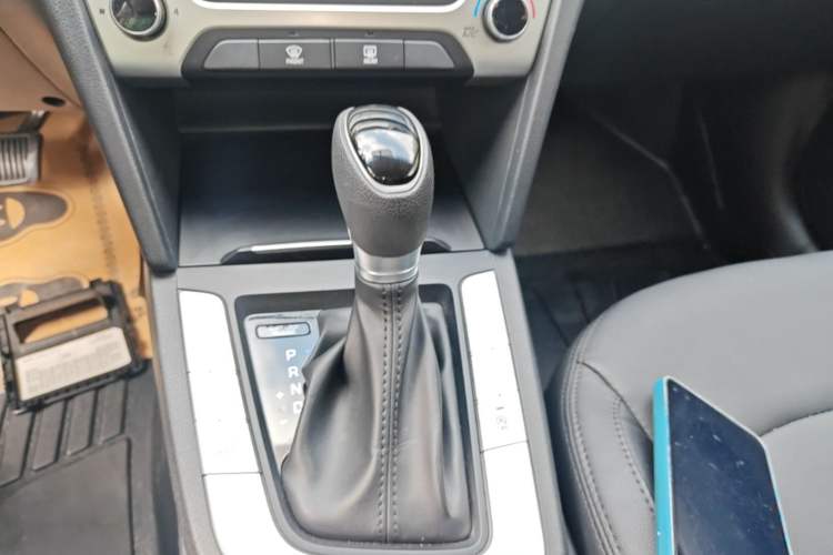 Used Hyundai Elantra (6th Generation / Lingdong) 2016 1.6L Automatic ZhiXuan – Elite Version Gear Lever