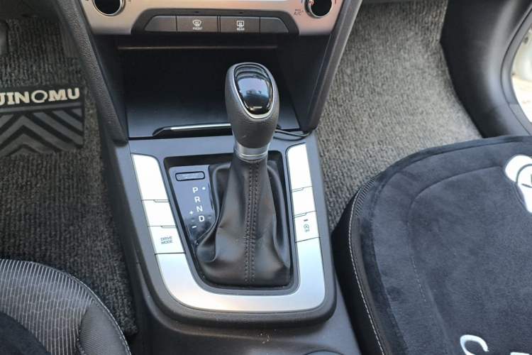 Used Hyundai Elantra (6th Generation / Lingdong) 2016 1.6L Automatic ZhiXuan – Elite Version Gear Lever