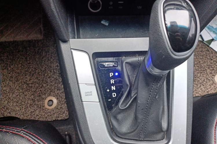 Used Hyundai Elantra (6th Generation / Lingdong) 2016 1.6L Automatic ZhiXuan – Elite Version Gear Lever