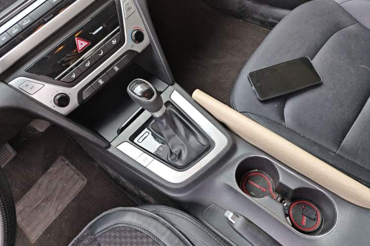 Used Hyundai Elantra (6th Generation / Lingdong) 2016 1.6L Automatic ZhiXuan – Elite Version Gear Lever