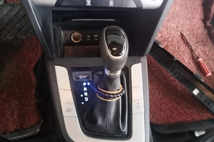 Used Hyundai Elantra (6th Generation / Lingdong) 2016 1.6L Automatic ZhiXuan – Elite Version Gear Lever