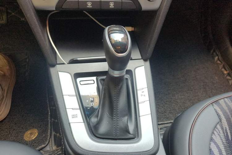 Used Hyundai Elantra (6th Generation / Lingdong) 2016 1.6L Automatic ZhiXuan · Luxury Version Gear Lever