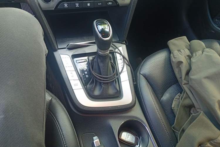 Used Hyundai Elantra (6th Generation / Lingdong) 2016 1.6L Automatic ZhiXuan · Flagship Edition Gear Lever