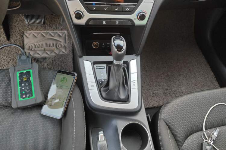 Used Hyundai Elantra (6th Generation / Lingdong) 2016 1.6L Automatic ZhiXuan – Elite Version Gear Lever