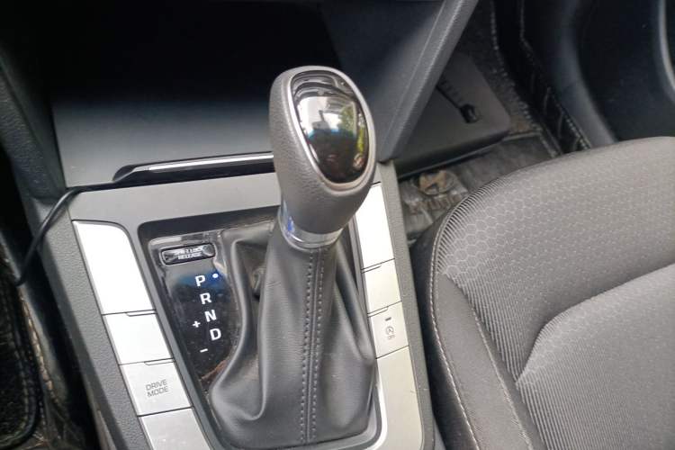 Used Hyundai Elantra (6th Generation / Lingdong) 2016 1.6L Automatic ZhiXuan – Elite Version Gear Lever