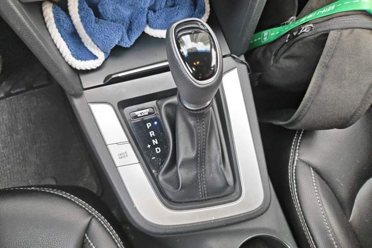 Used Hyundai Elantra (6th Generation / Lingdong) 2016 1.6L Automatic ZhiXuan – Elite Version Gear Lever