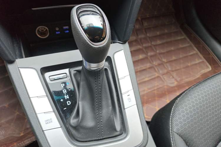 Used Hyundai Elantra (6th Generation / Lingdong) 2016 1.6L Automatic ZhiXuan – Elite Version Gear Lever