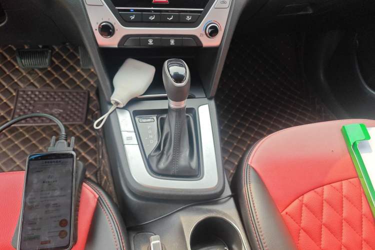 Used Hyundai Elantra (6th Generation / Lingdong) 2016 1.6L Automatic ZhiXuan · Youth Edition Gear Lever