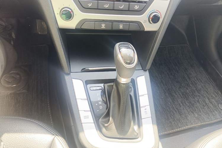 Used Hyundai Elantra (6th Generation / Lingdong) 2016 1.6L Automatic ZhiXuan – Elite Version Gear Lever