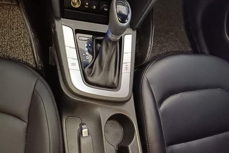 Used Hyundai Elantra (6th Generation / Lingdong) 2016 1.6L Automatic ZhiXuan – Elite Version Gear Lever