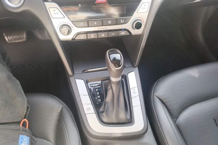 Used Hyundai Elantra (6th Generation / Lingdong) 2016 1.6L Automatic ZhiXuan · Flagship Edition Gear Lever