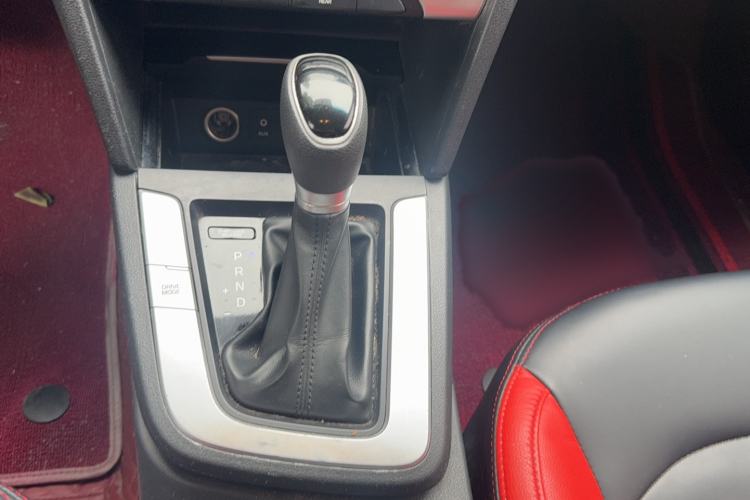 Used Hyundai Elantra (6th Generation / Lingdong) 2016 1.6L Automatic ZhiXuan – Elite Version Gear Lever