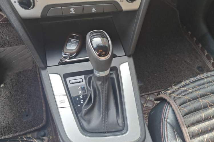 Used Hyundai Elantra (6th Generation / Lingdong) 2016 1.6L Automatic ZhiXuan – Elite Version Gear Lever