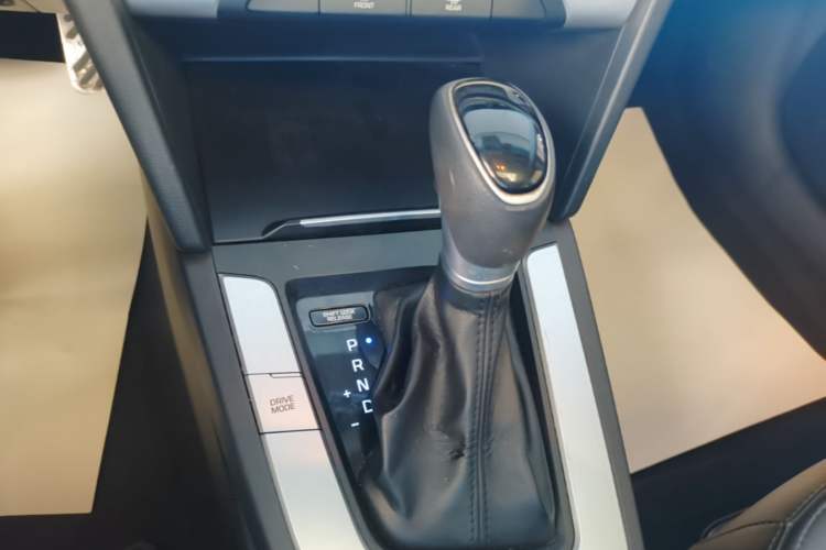 Used Hyundai Elantra (6th Generation / Lingdong) 2016 1.6L Automatic ZhiXuan – Elite Version Gear Lever
