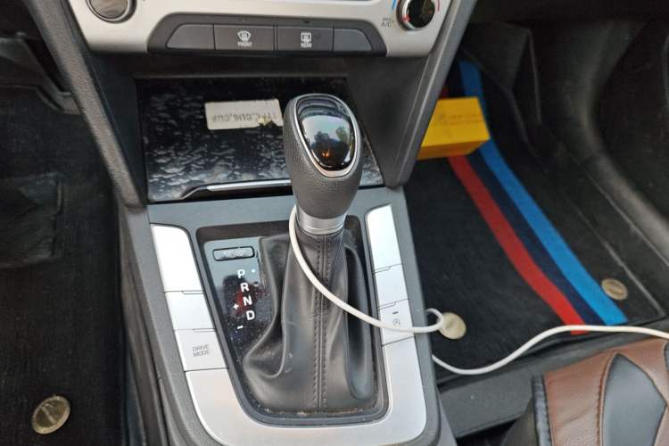 Used Hyundai Elantra (6th Generation / Lingdong) 2016 1.6L Automatic ZhiXuan – Elite Version Gear Lever