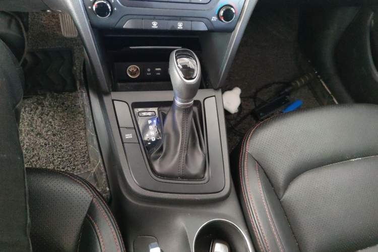 Used Hyundai Elantra (6th Generation / Lingdong) 2016 1.4T Dual-Clutch Xuan Dong · Dynamic Version Gear Lever