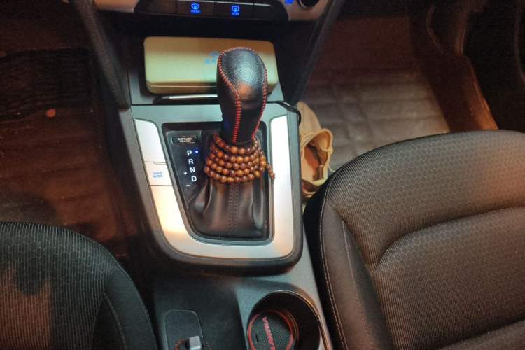 Used Hyundai Elantra (6th Generation / Lingdong) 2016 1.6L Automatic ZhiXuan – Elite Version Gear Lever