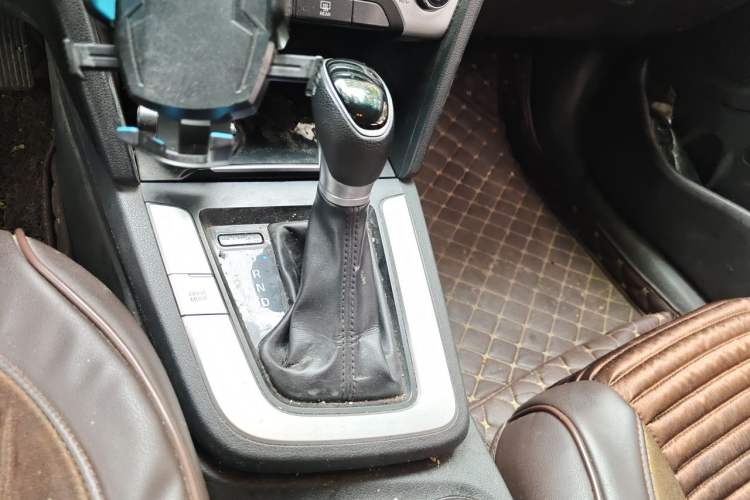 Used Hyundai Elantra (6th Generation / Lingdong) 2016 1.6L Automatic ZhiXuan – Elite Version Gear Lever