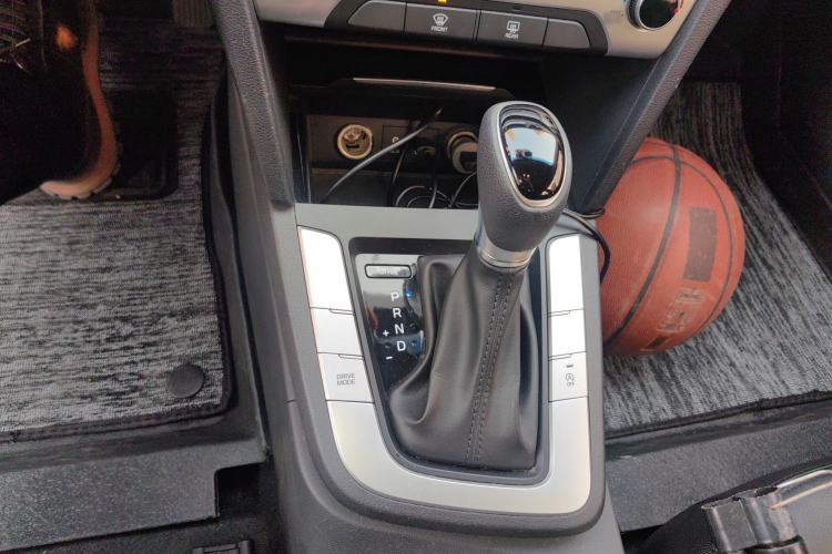 Used Hyundai Elantra (6th Generation / Lingdong) 2016 1.6L Automatic ZhiXuan – Elite Version Gear Lever