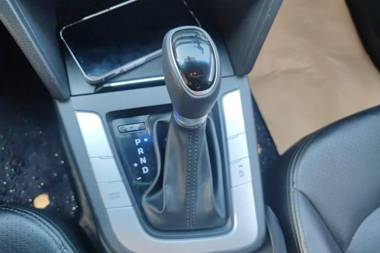 Used Hyundai Elantra (6th Generation / Lingdong) 2016 1.6L Automatic ZhiXuan – Elite Version Gear Lever