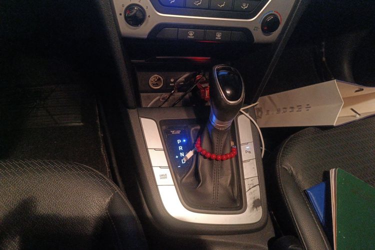 Used Hyundai Elantra (6th Generation / Lingdong) 2016 1.6L Automatic ZhiXuan · Luxury Version Gear Lever