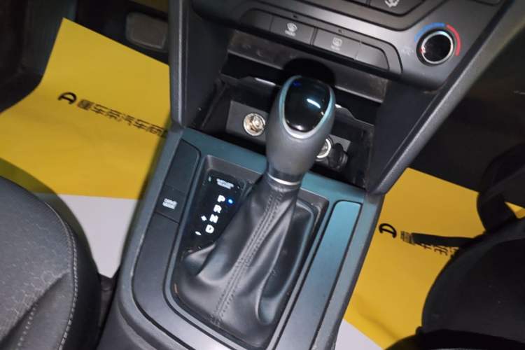 Used Hyundai Elantra (6th Generation / Lingdong) 2016 1.4T Dual-Clutch Xuan Dong · Dynamic Version Gear Lever