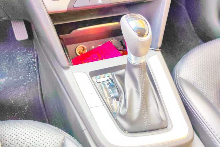 Used Hyundai Elantra (6th Generation / Lingdong) 2016 1.6L Automatic ZhiXuan – Elite Version Gear Lever