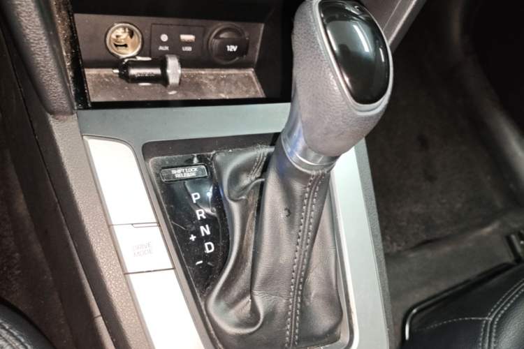 Used Hyundai Elantra (6th Generation / Lingdong) 2016 1.6L Automatic ZhiXuan – Elite Version Gear Lever