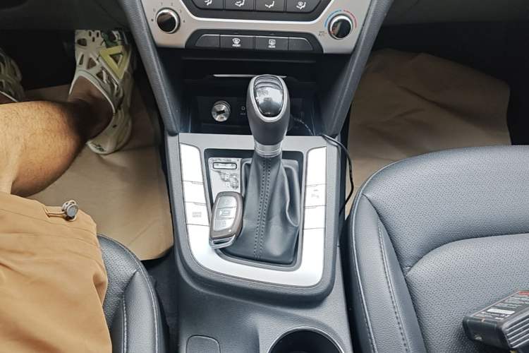 Used Hyundai Elantra (6th Generation / Lingdong) 2016 1.6L Automatic ZhiXuan · Luxury Version Gear Lever