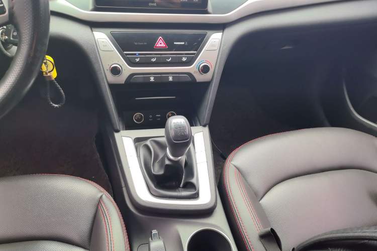 Used Hyundai Elantra (6th Generation / Lingdong) 2016 1.6L Manual ZhiXuan·Youth Edition Gear Lever