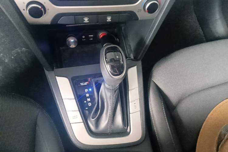 Used Hyundai Elantra (6th Generation / Lingdong) 2016 1.6L Automatic ZhiXuan – Elite Version Gear Lever