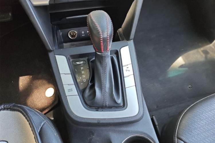 Used Hyundai Elantra (6th Generation / Lingdong) 2016 1.6L Automatic ZhiXuan · Luxury Version Gear Lever