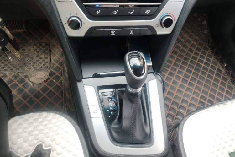 Used Hyundai Elantra (6th Generation / Lingdong) 2016 1.6L Automatic ZhiXuan – Elite Version Gear Lever