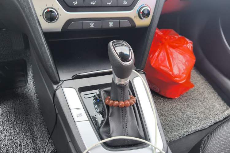 Used Hyundai Elantra (6th Generation / Lingdong) 2016 1.6L Automatic ZhiXuan – Elite Version Gear Lever