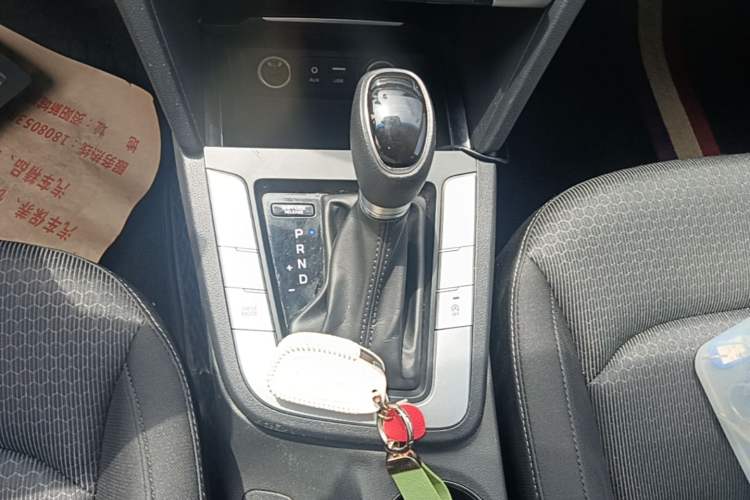Used Hyundai Elantra (6th Generation / Lingdong) 2016 1.6L Automatic ZhiXuan – Elite Version Gear Lever
