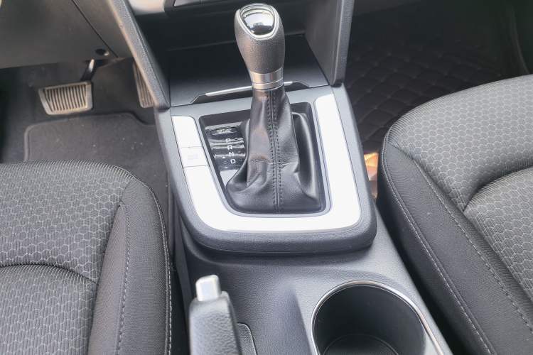 Used Hyundai Elantra (6th Generation / Lingdong) 2016 1.6L Automatic ZhiXuan – Elite Version Gear Lever