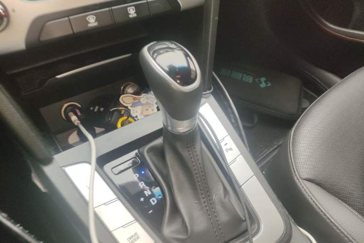 Used Hyundai Elantra (6th Generation / Lingdong) 2016 1.6L Automatic ZhiXuan · Luxury Version Gear Lever