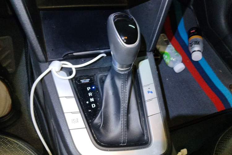 Used Hyundai Elantra (6th Generation / Lingdong) 2016 1.6L Automatic ZhiXuan · Luxury Version Gear Lever
