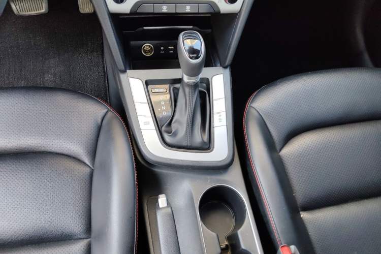 Used Hyundai Elantra (6th Generation / Lingdong) 2016 1.6L Automatic ZhiXuan – Elite Version Gear Lever