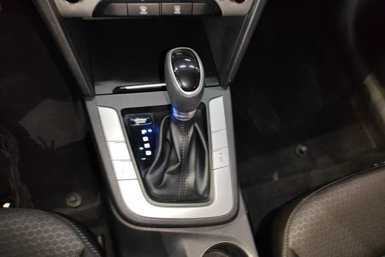 Used Hyundai Elantra (6th Generation / Lingdong) 2016 1.6L Automatic ZhiXuan – Elite Version Gear Lever