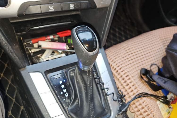 Used Hyundai Elantra (6th Generation / Lingdong) 2016 1.6L Automatic ZhiXuan – Elite Version Gear Lever