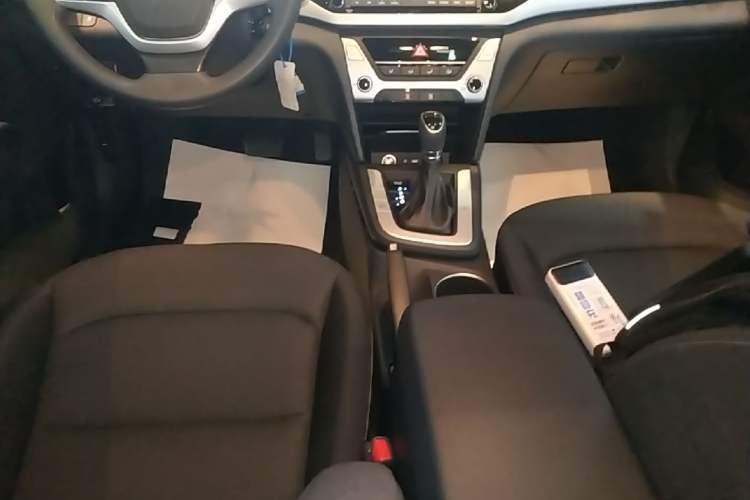 Used Hyundai Elantra (6th Generation / Lingdong) 2016 1.6L Automatic ZhiXuan – Elite Version Gear Lever