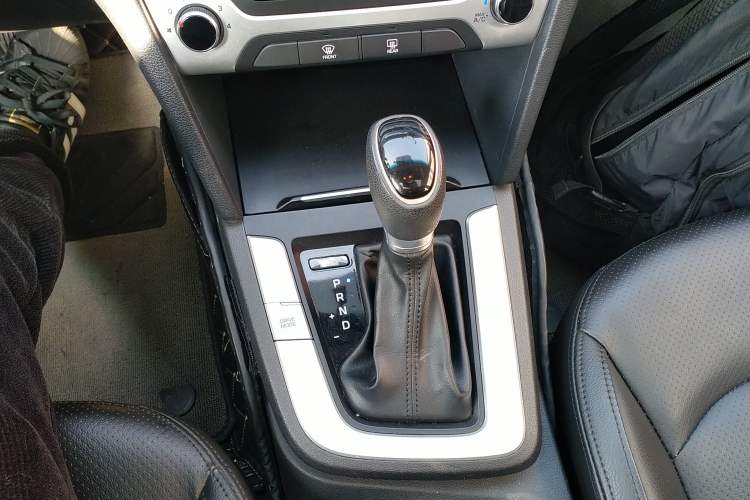 Used Hyundai Elantra (6th Generation / Lingdong) 2016 1.6L Automatic ZhiXuan – Elite Version Gear Lever