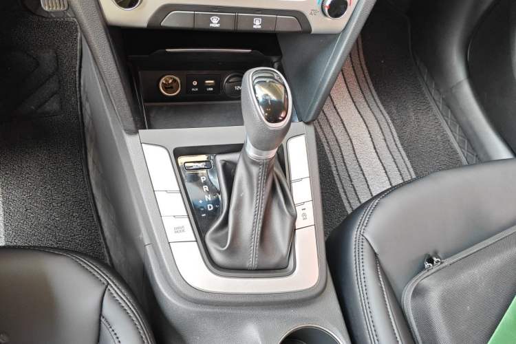 Used Hyundai Elantra (6th Generation / Lingdong) 2016 1.6L Automatic ZhiXuan – Elite Version Gear Lever